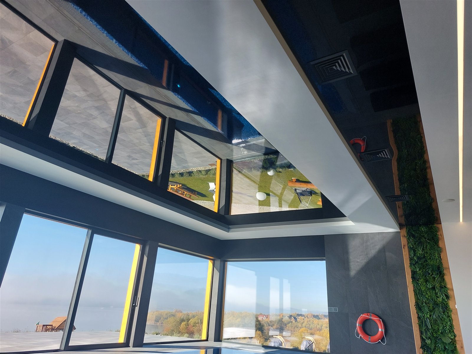Čierny lesk a geometrické LED línie