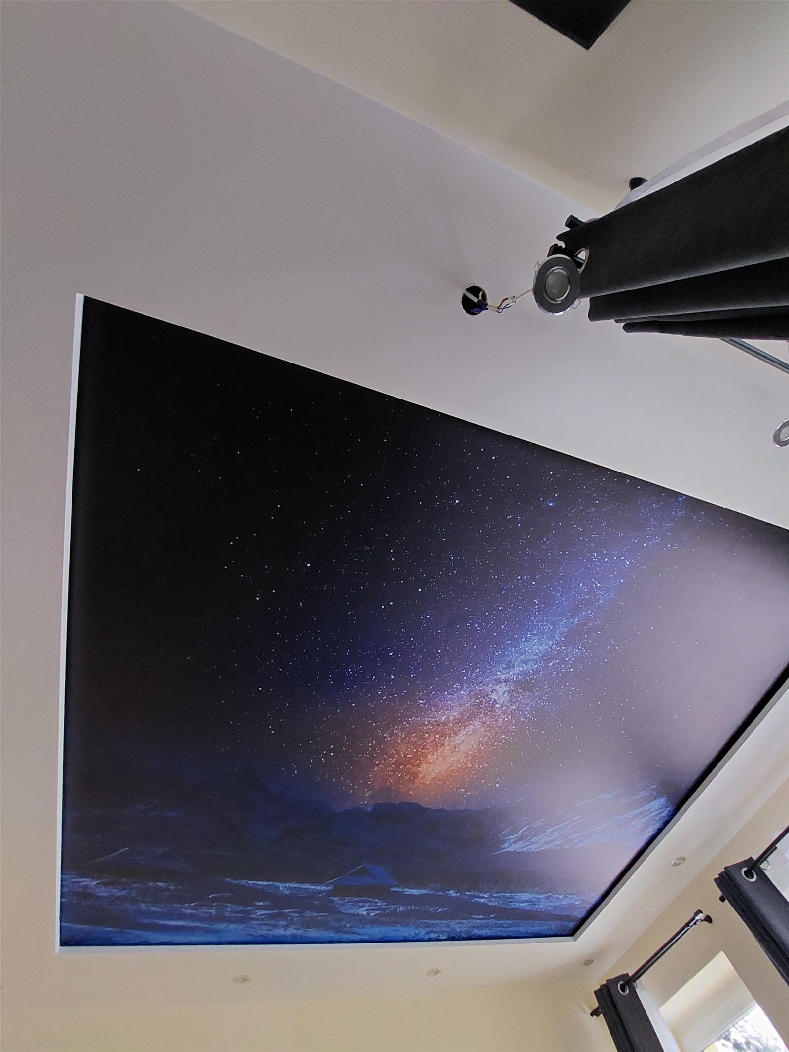 Strop s potlačou galaxie